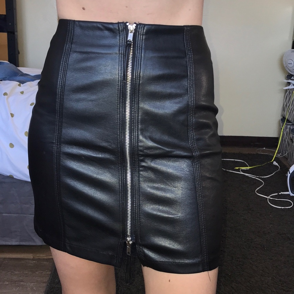 H&M pleather skirt with silver zipper detailing